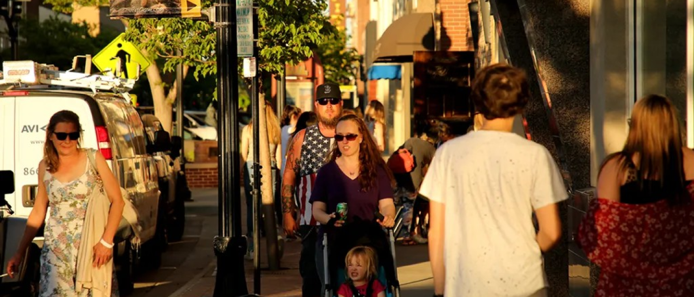 People Walking (2) People Walking (2)